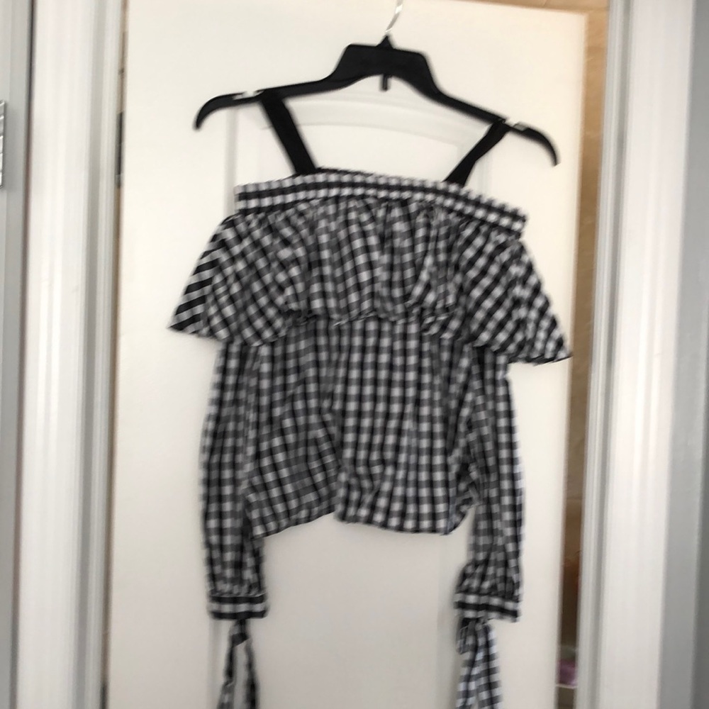 Off the shoulder black & white top by Design Lab Lord & Taylor never worn